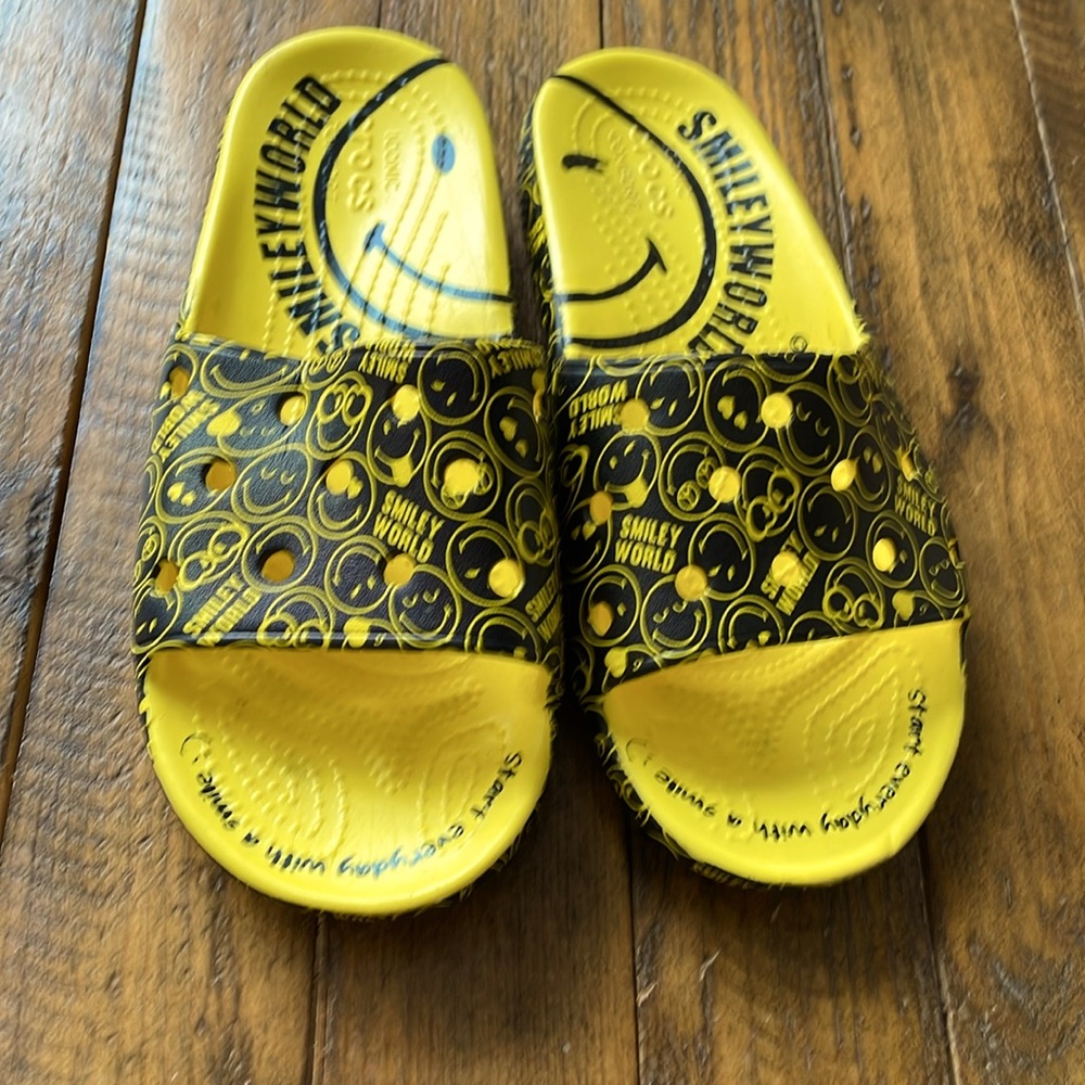 RARE 🥰😉 CROCS Smiley World “Smiley Face” Yellow & Black Slides / Sandals VI